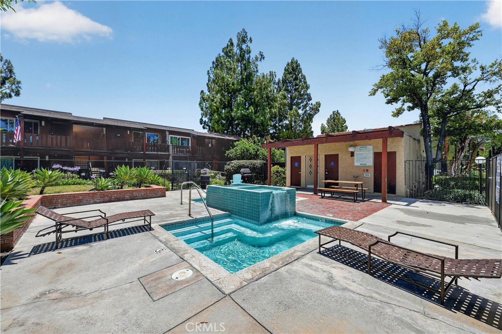 1010 W Macarthur 86