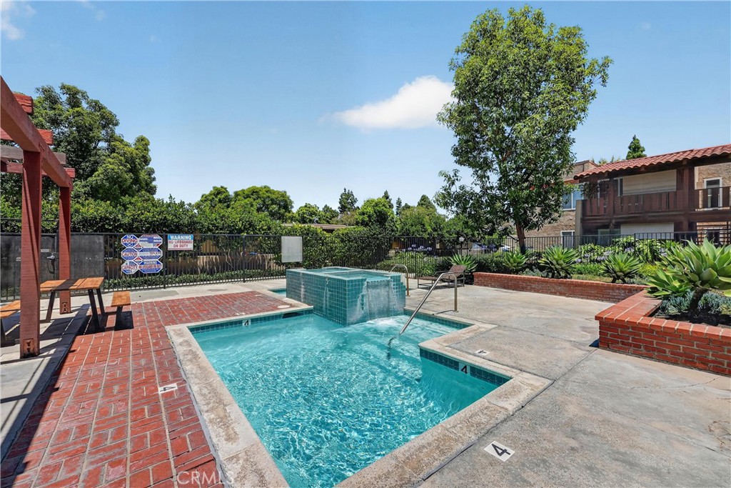1010 W Macarthur 86