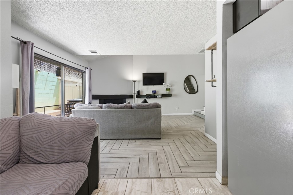 5577 Pioneer Boulevard 9