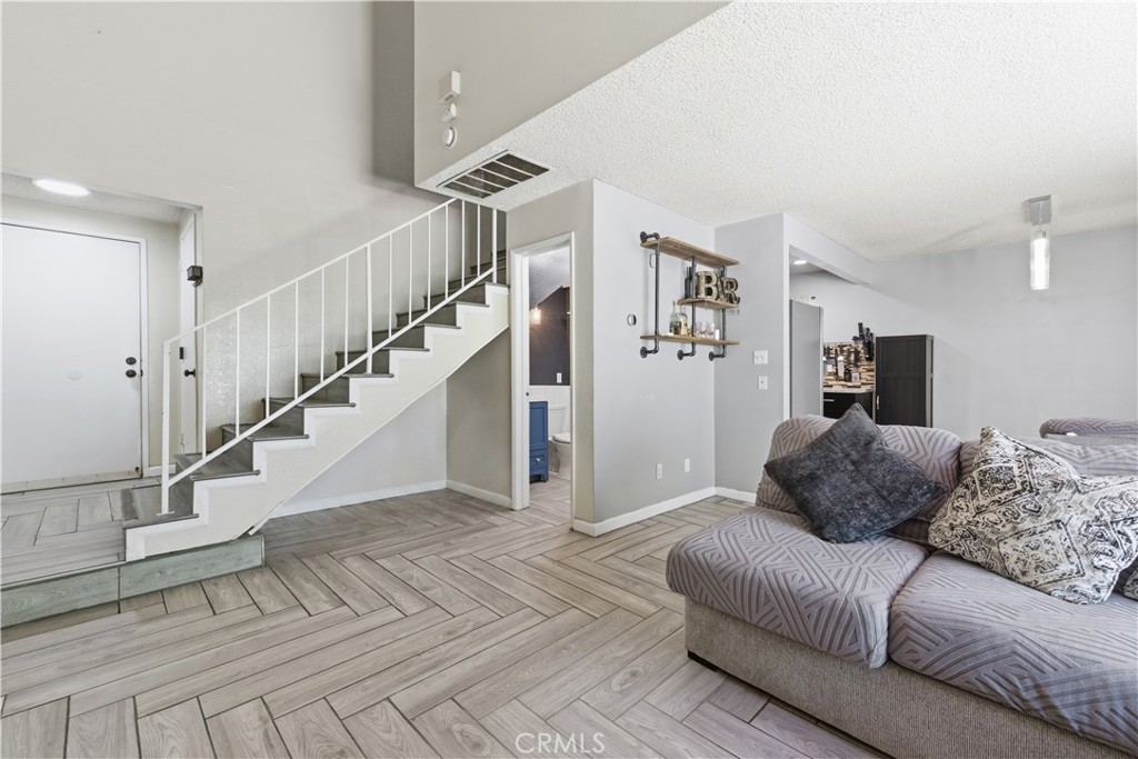 5577 Pioneer Boulevard 9