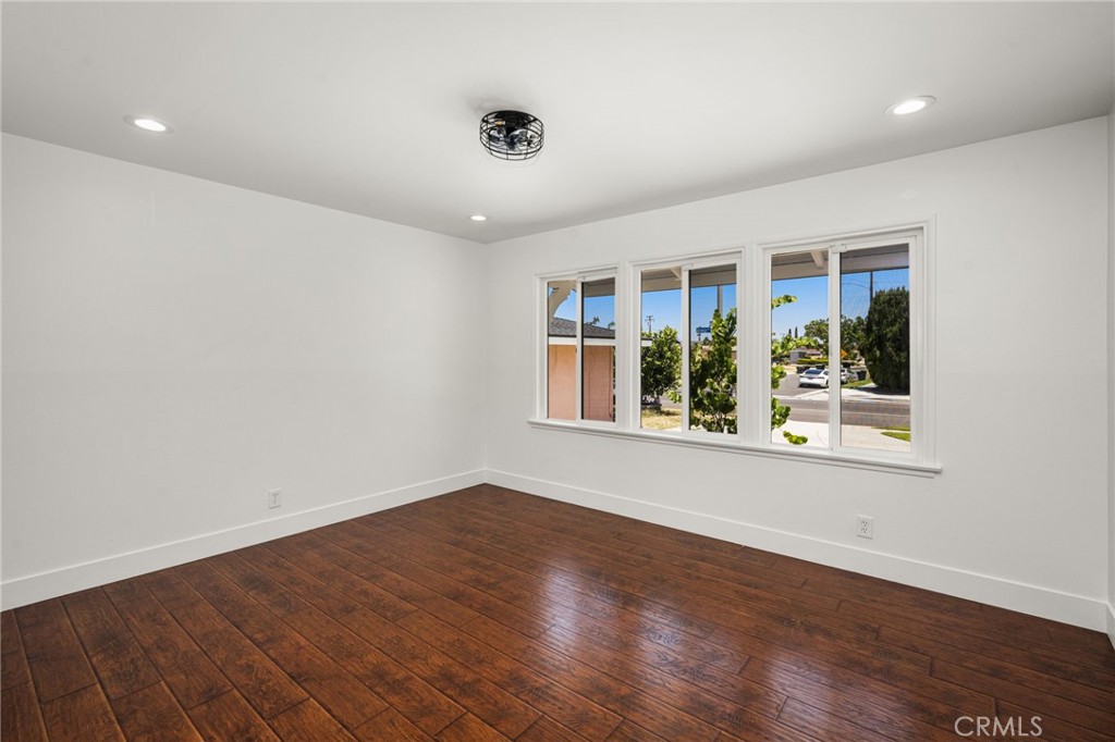 1646 W Alomar