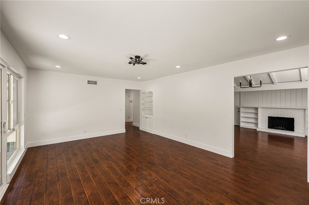 1646 W Alomar