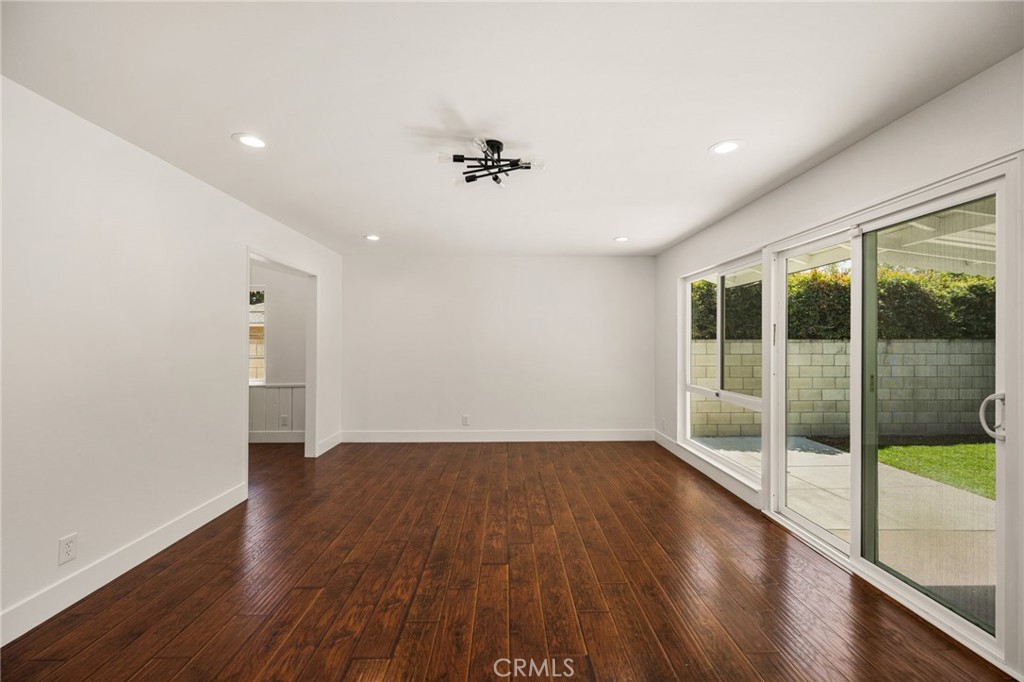 1646 W Alomar
