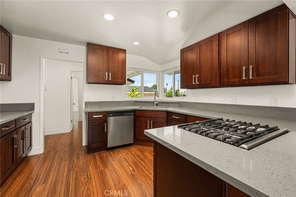 1646 W Alomar