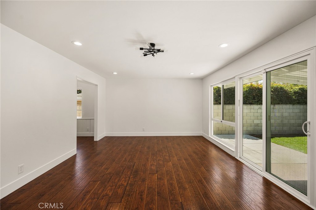 1646 W Alomar