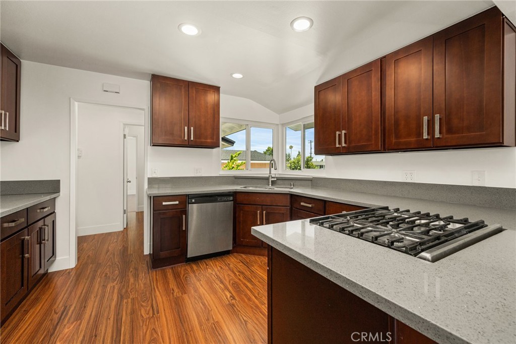 1646 W Alomar