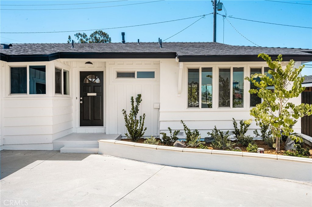 1646 W Alomar