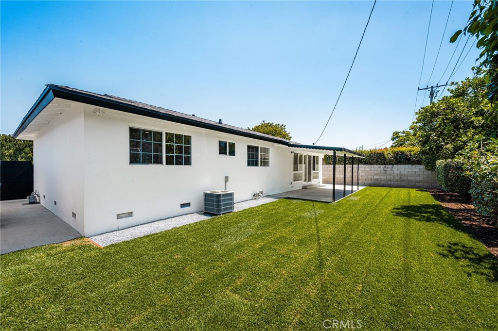 1646 W Alomar