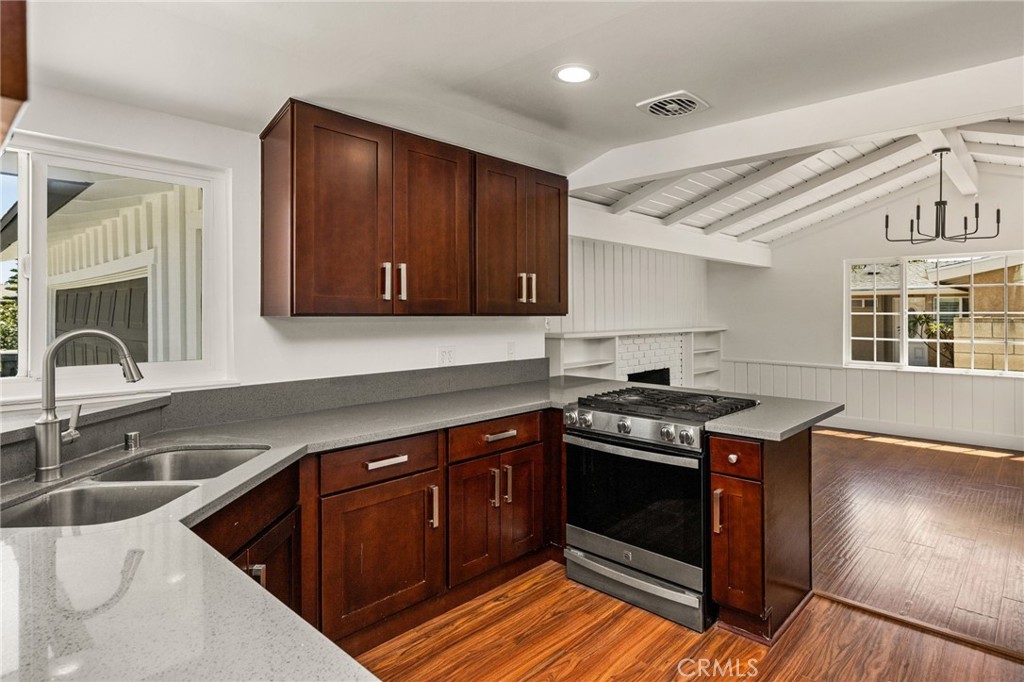 1646 W Alomar