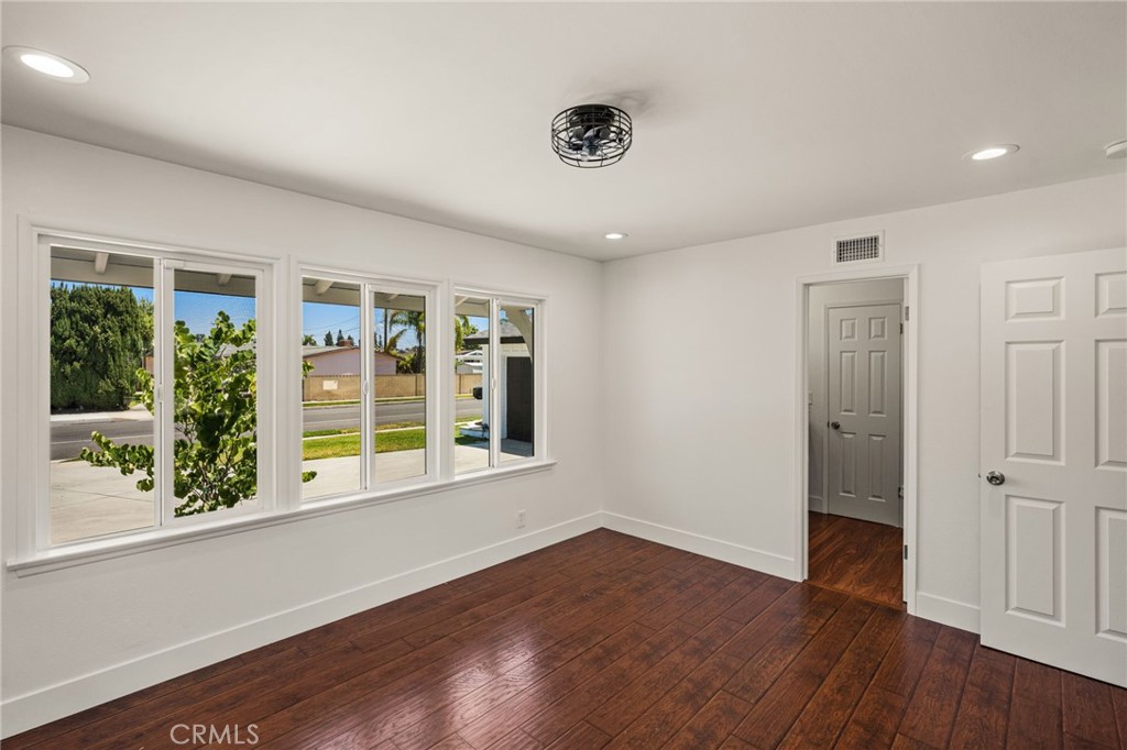 1646 W Alomar