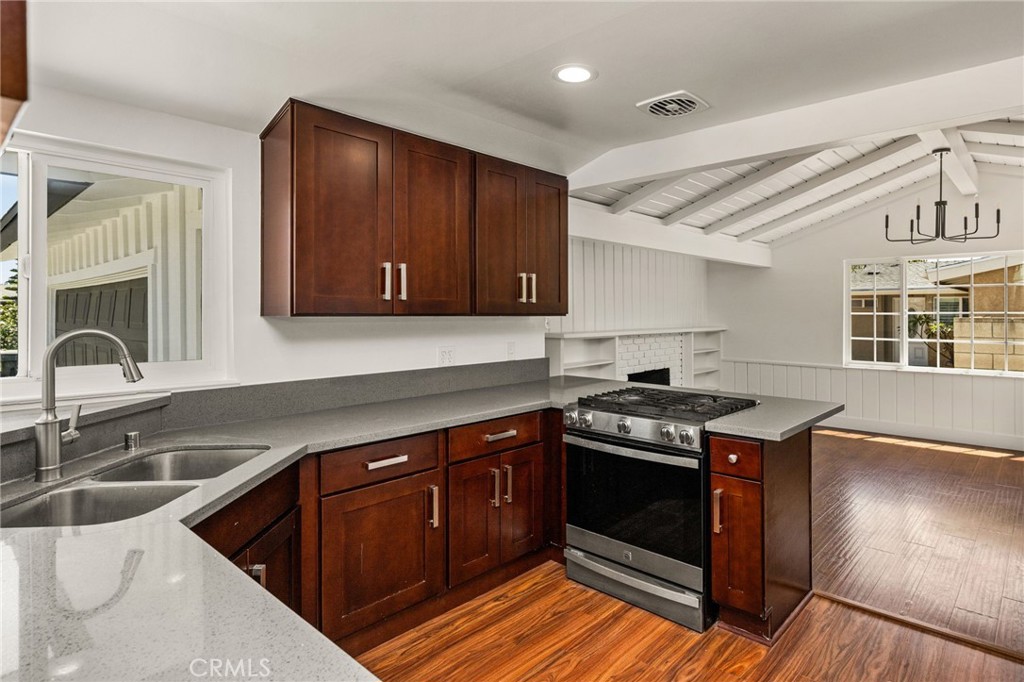 1646 W Alomar