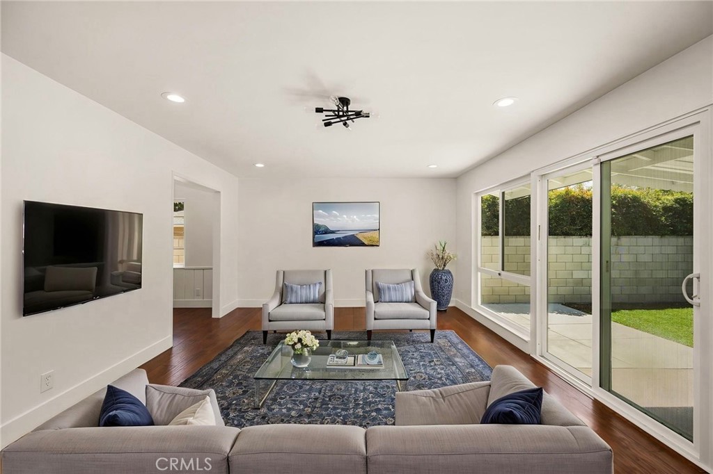1646 W Alomar