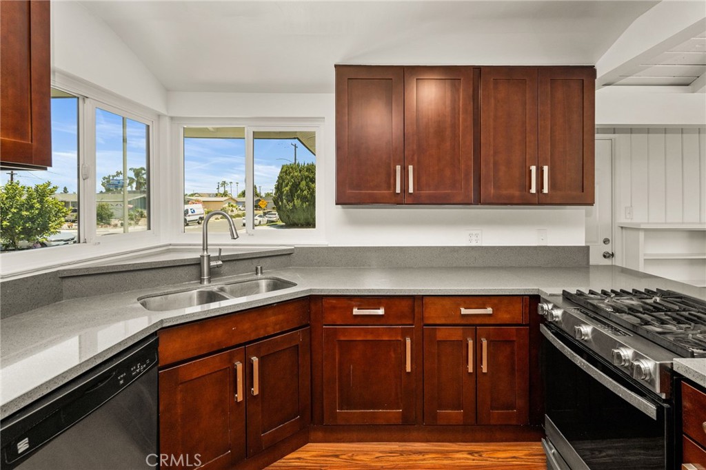 1646 W Alomar