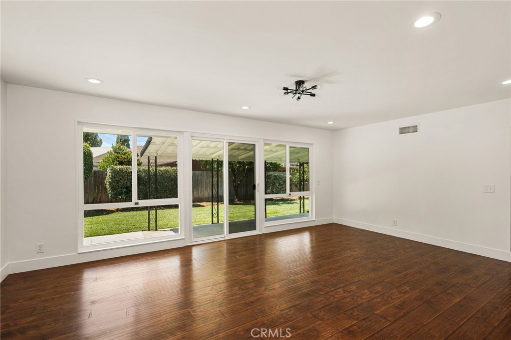 1646 W Alomar