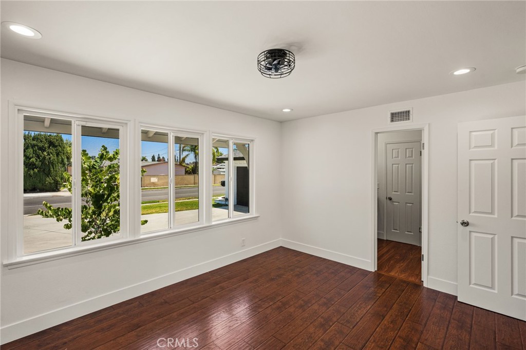 1646 W Alomar