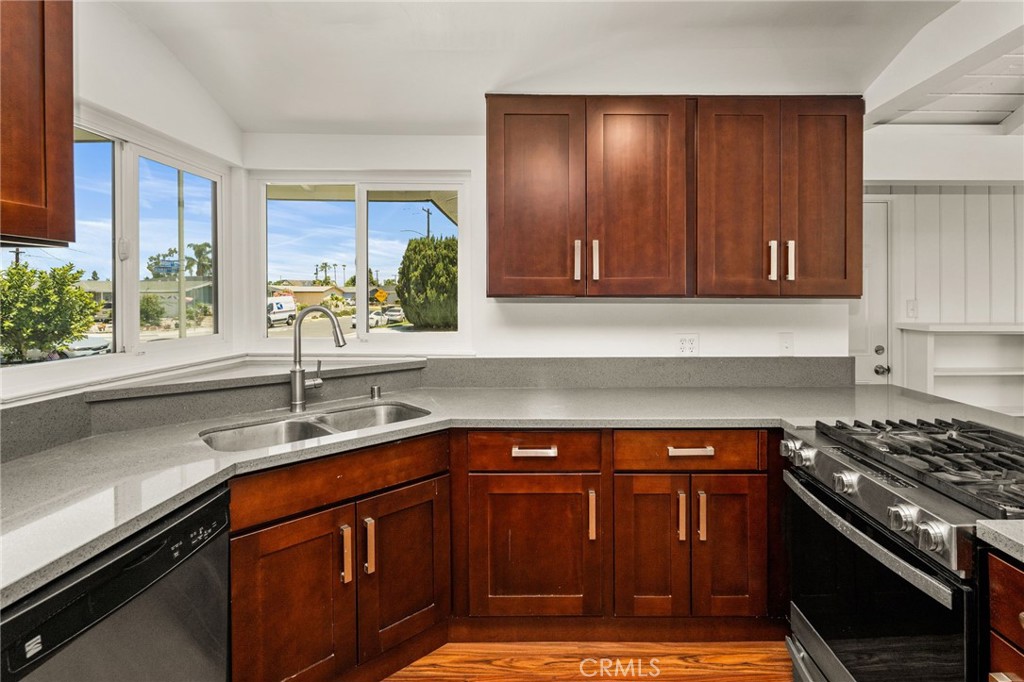 1646 W Alomar