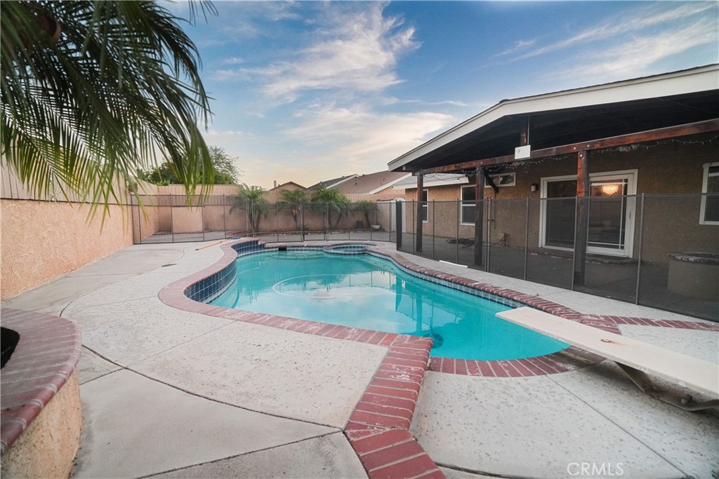 2425 S Lake