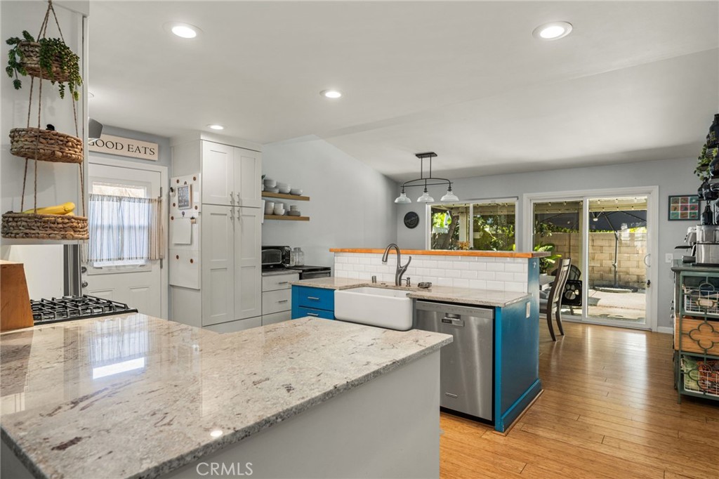 1231 N Dolores