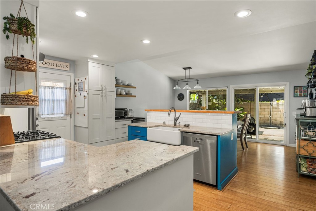 1231 N Dolores