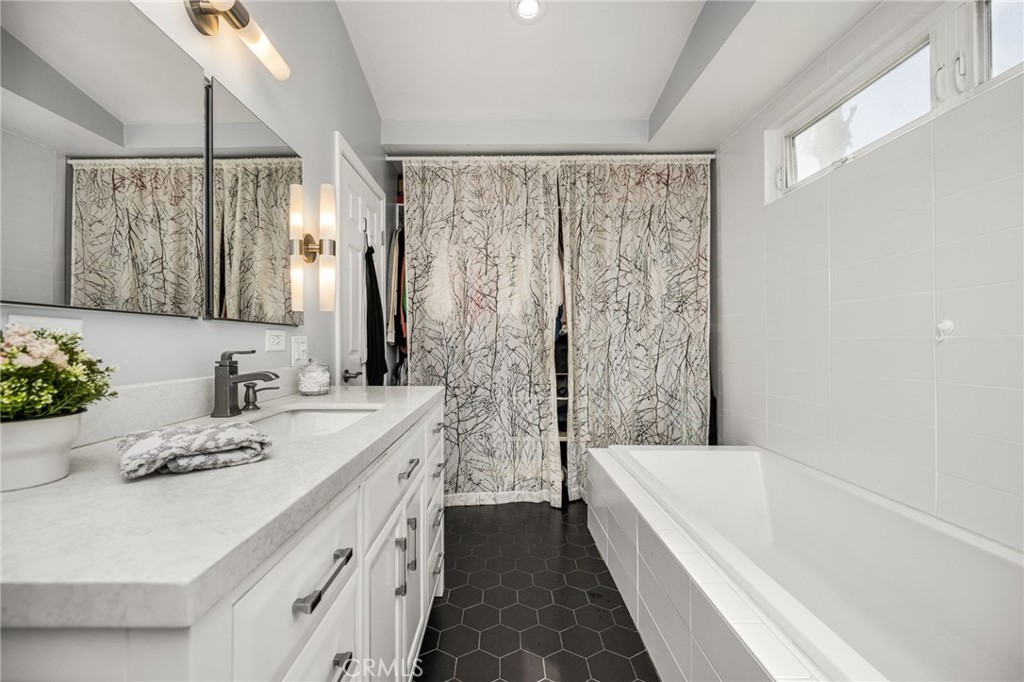 1231 N Dolores