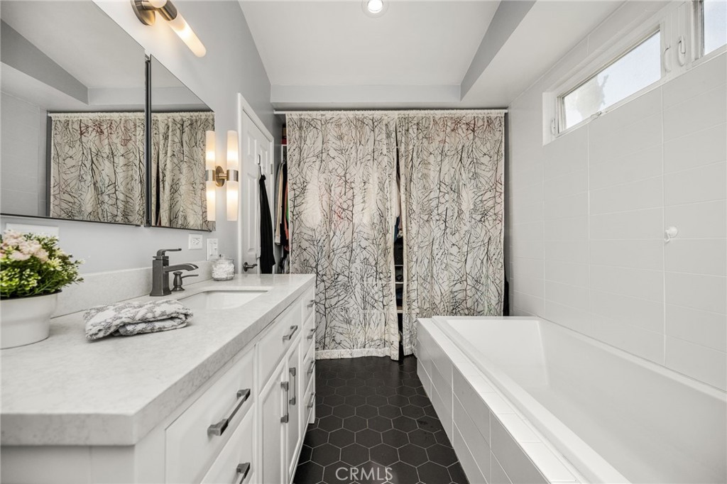 1231 N Dolores