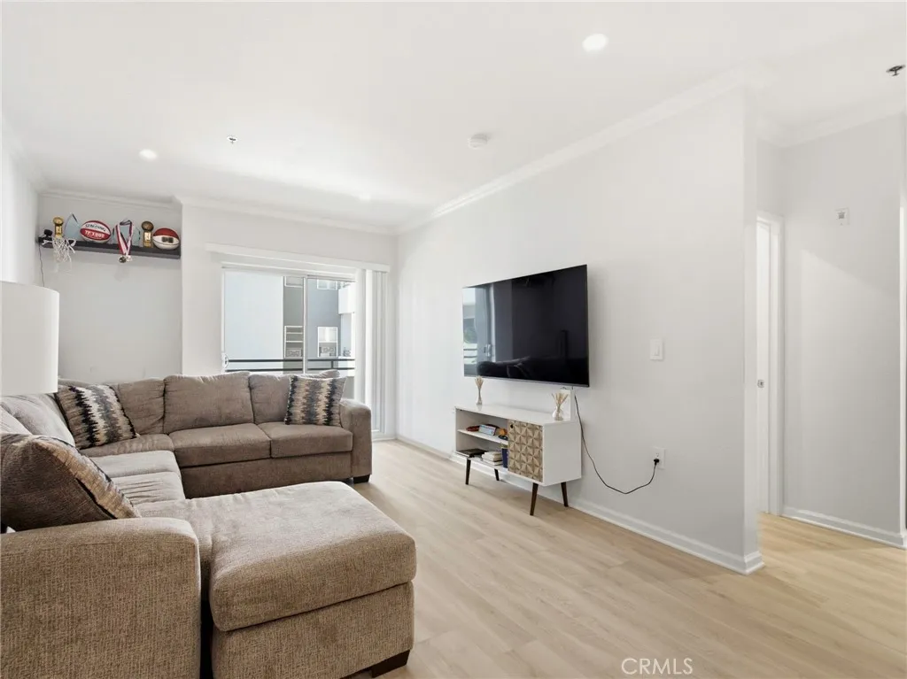 838 Pine Unit 215