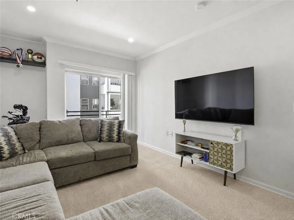 838 Pine Unit 215