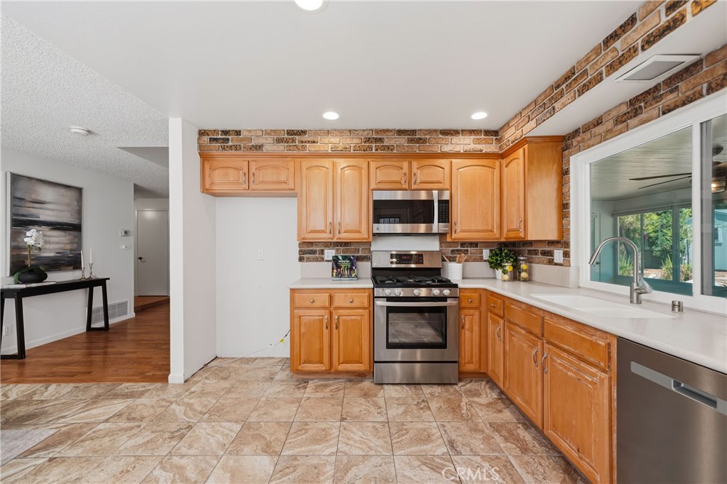 4605 E Silverleaf