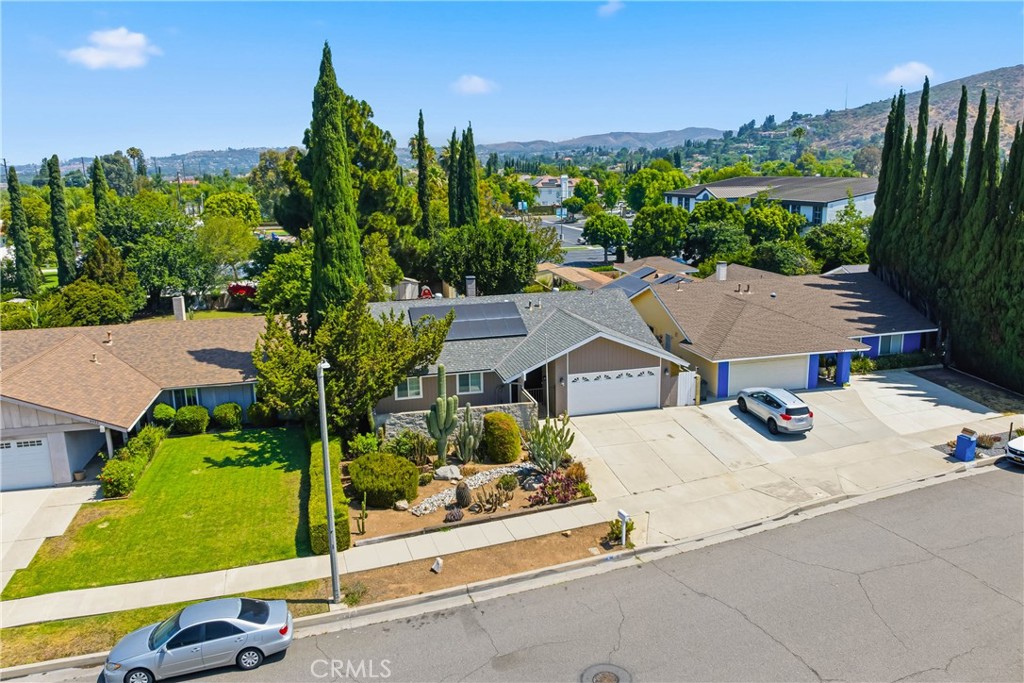 4605 E Silverleaf