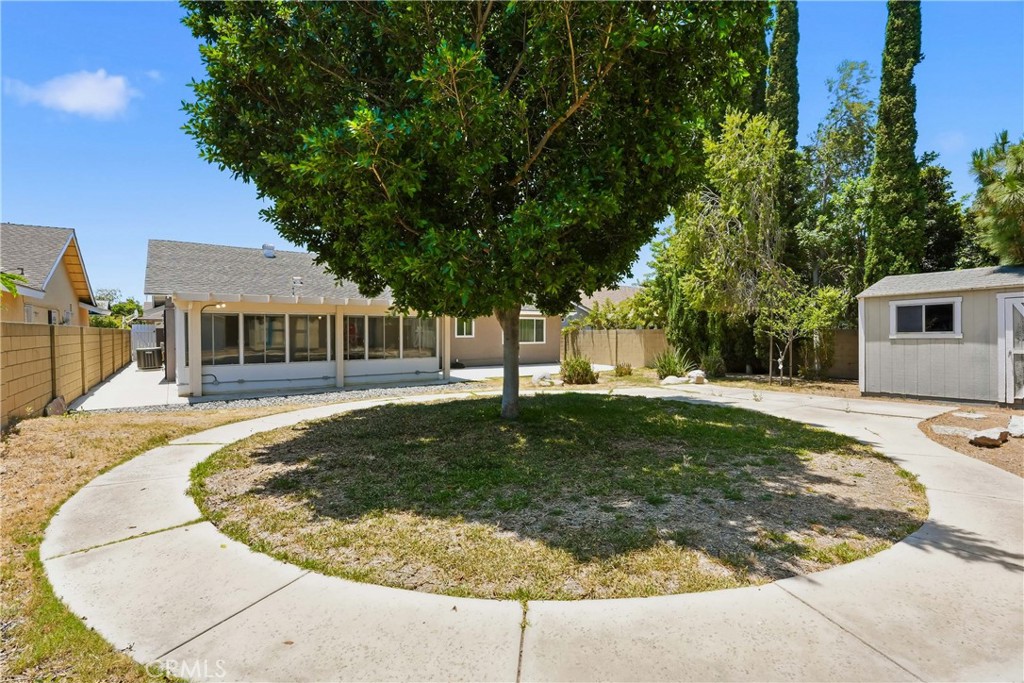 4605 E Silverleaf