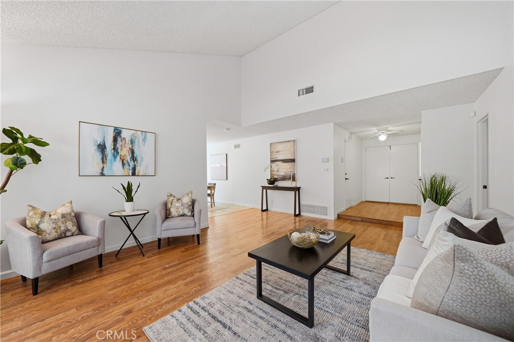 4605 E Silverleaf
