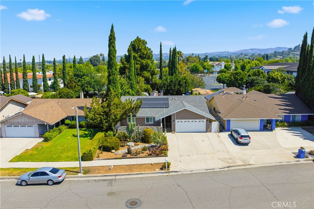 4605 E Silverleaf