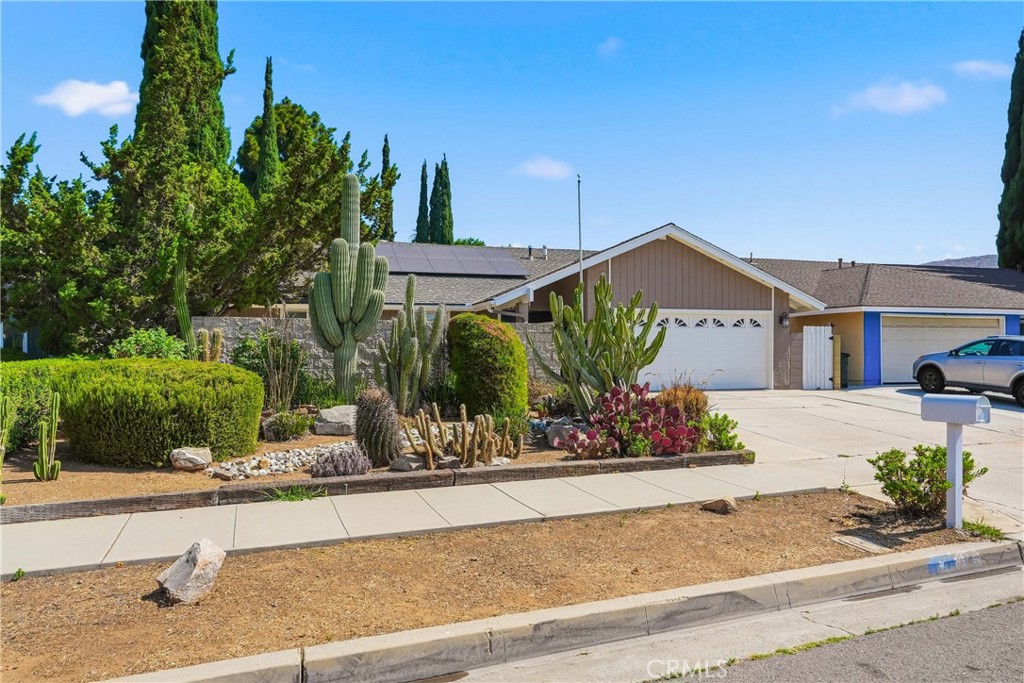 4605 E Silverleaf