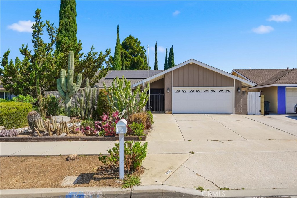 4605 E Silverleaf