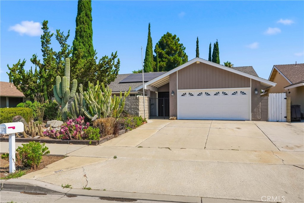 4605 E Silverleaf