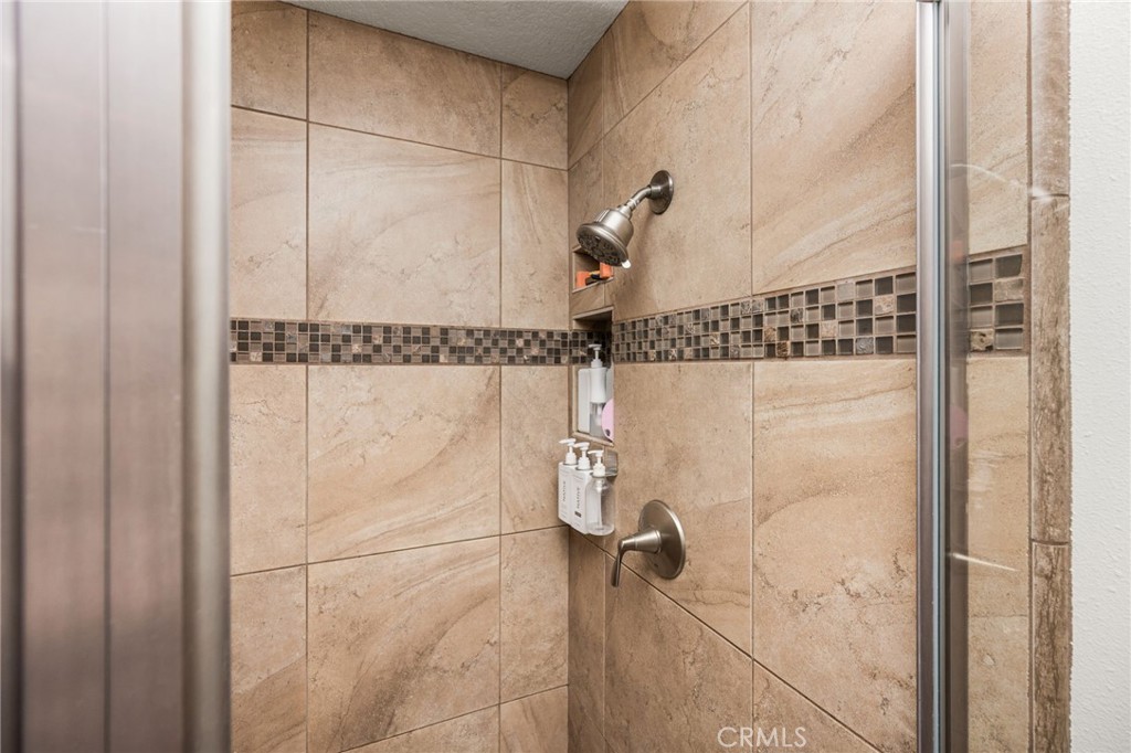 8131 E Oak Ridge