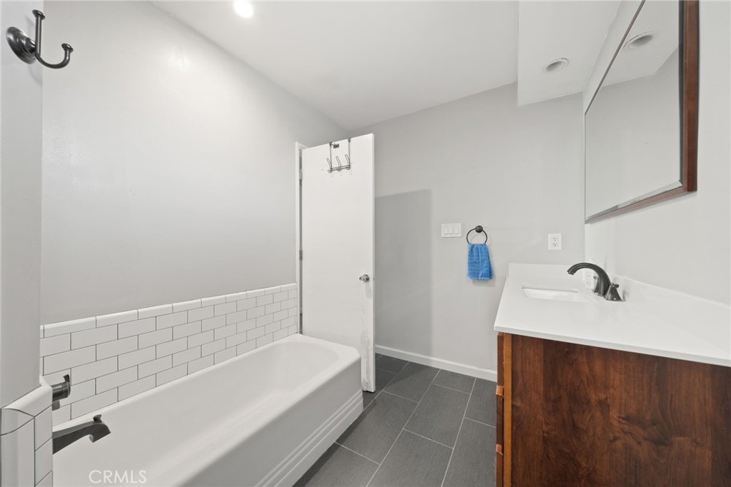 3819 East Livingston Drive 9
