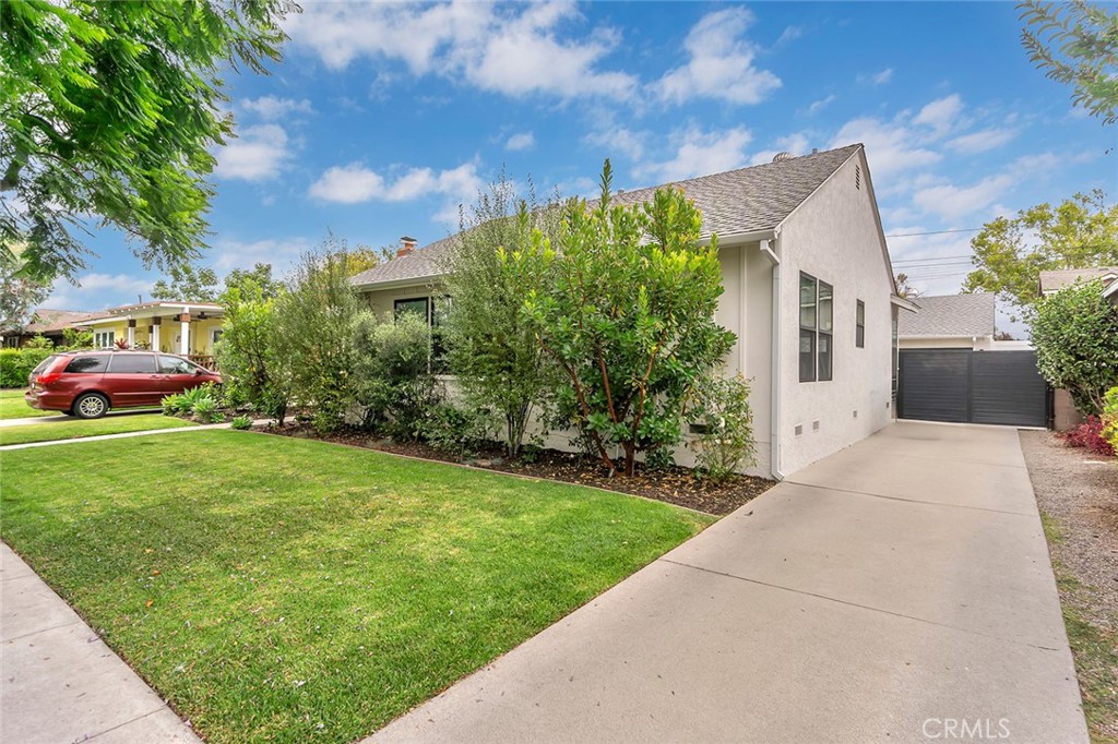 3220 Iroquois Ave.