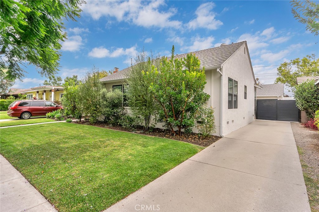 3220 Iroquois Ave.