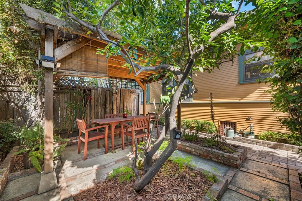 748 Daisy Avenue