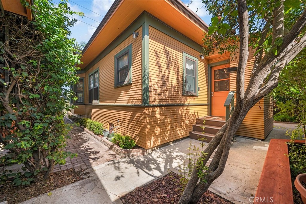 748 Daisy Avenue