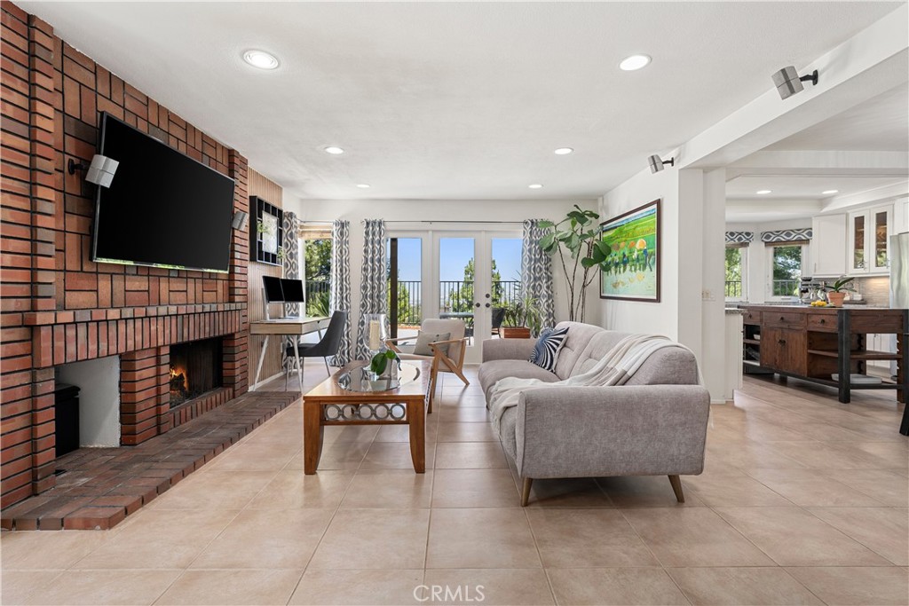 5185 E Fairfield