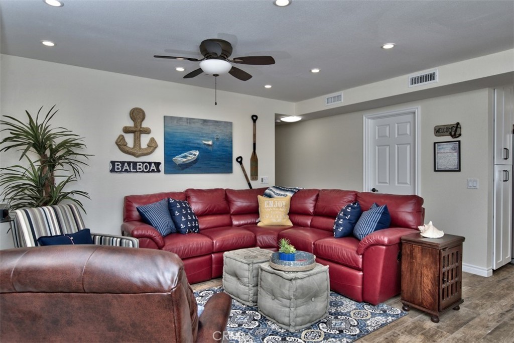 1509 E BALBOA Boulevard