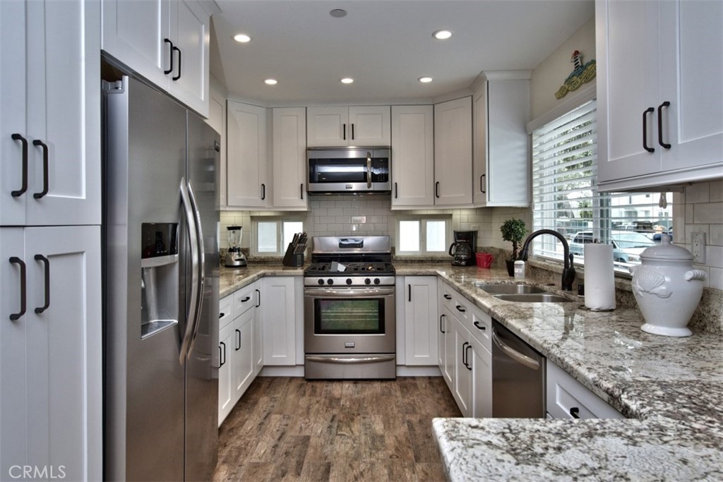 1509 E BALBOA Boulevard