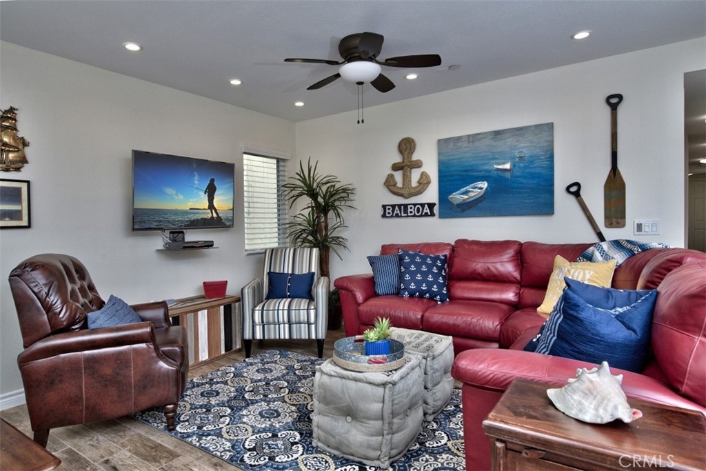 1509 E BALBOA Boulevard