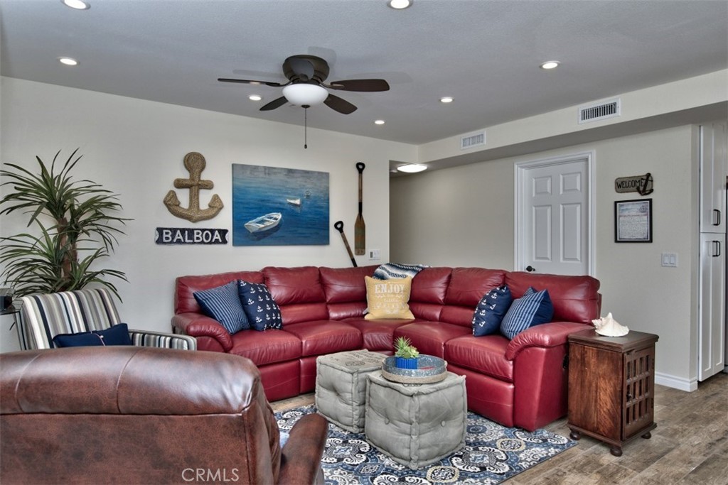 1509 E BALBOA Boulevard