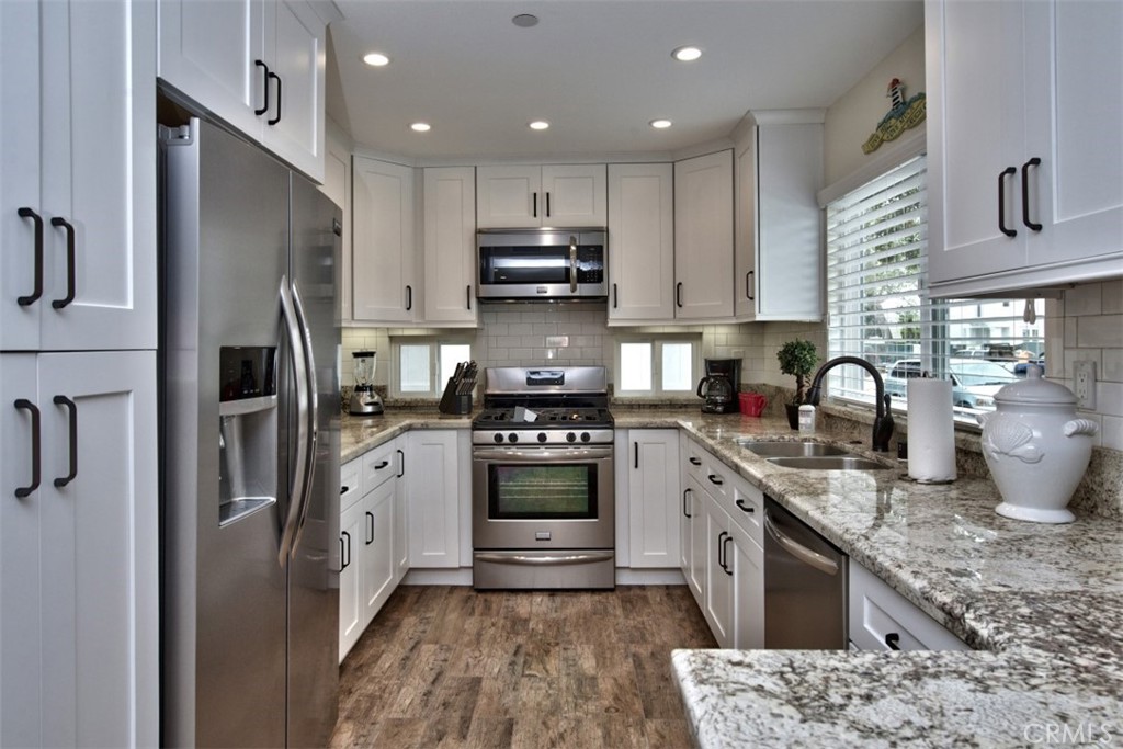 1509 E BALBOA Boulevard