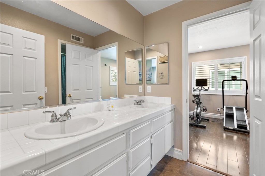 8805 E Crestview