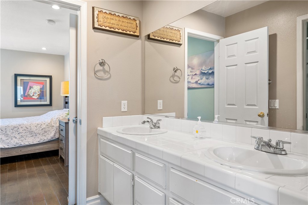 8805 E Crestview
