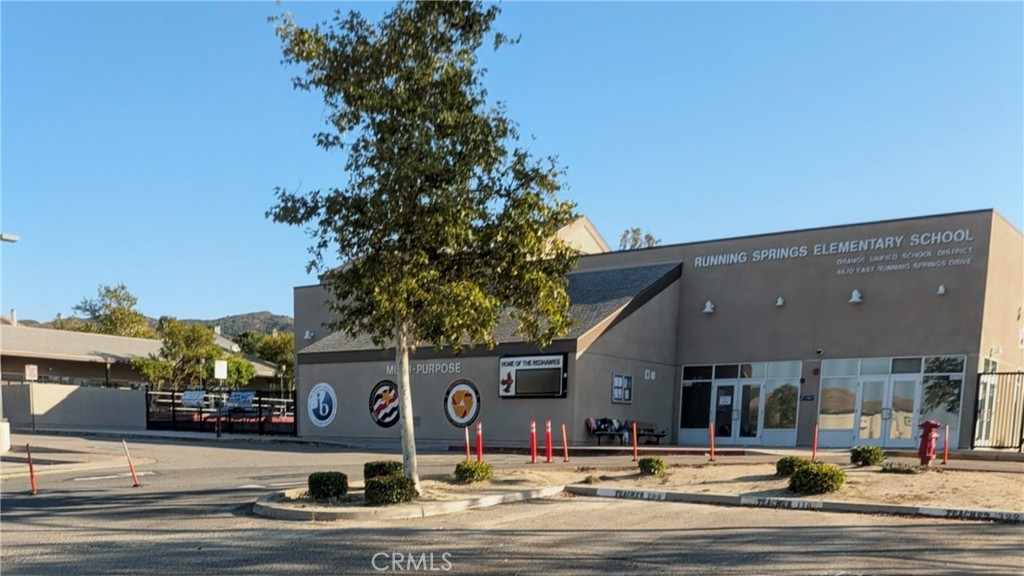 8805 E Crestview